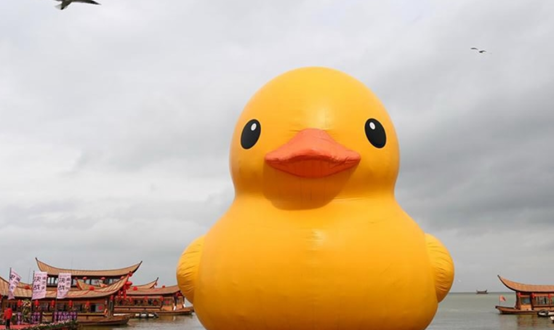 Un canard en caoutchouc géant se dandine à Kunming, dans le sud-ouest de la Chine